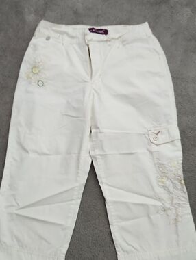 Gloria Vanderbilt White Pants with Plum Label Detail